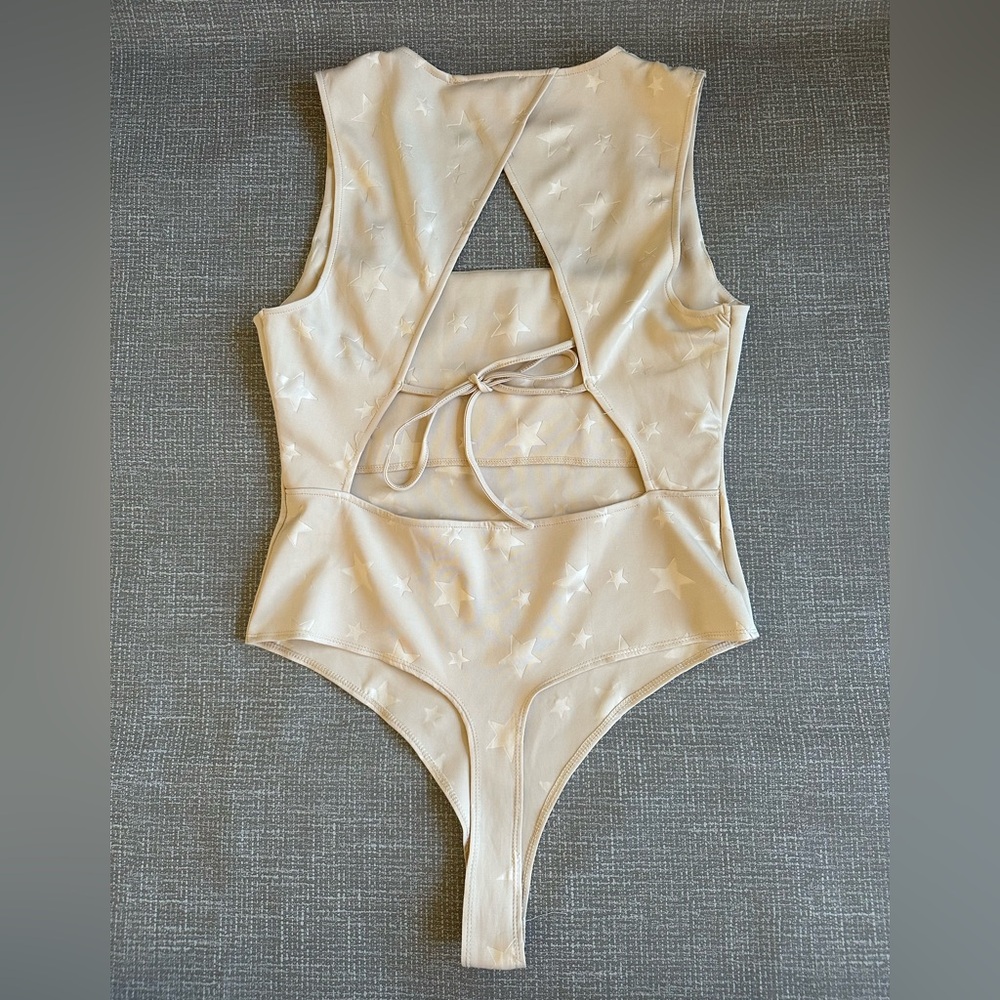 Le Lis Collection Backless Star Print Bodysuit – Tie Back – Beige/Nude – Size L - Picture 4 of 15